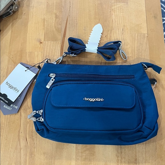 Baggallini Handbags - NWT Baggallini crossbody